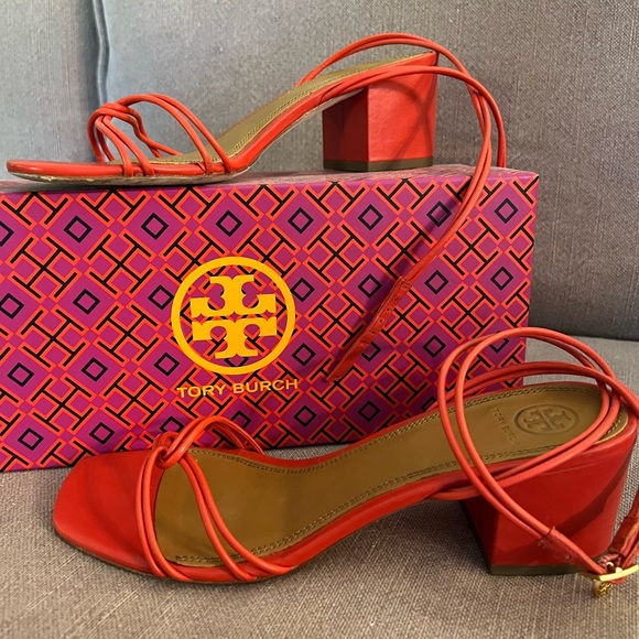 TORY BURCH Red leather heel sandals with TB charm. - Picture 4 of 8